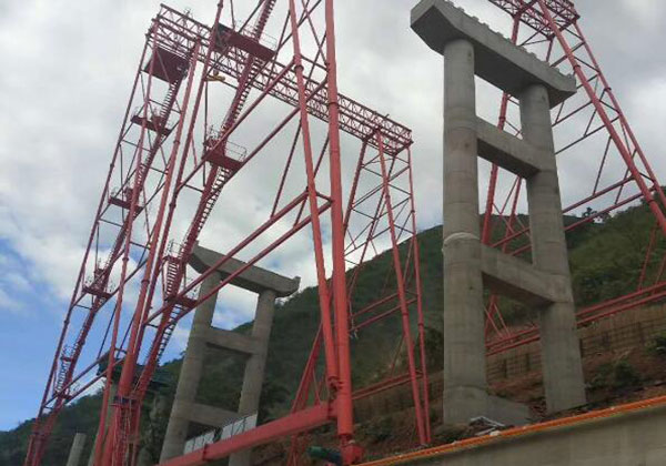 山東濟(jì)南高腿龍門(mén)吊現(xiàn)場(chǎng)使用案例